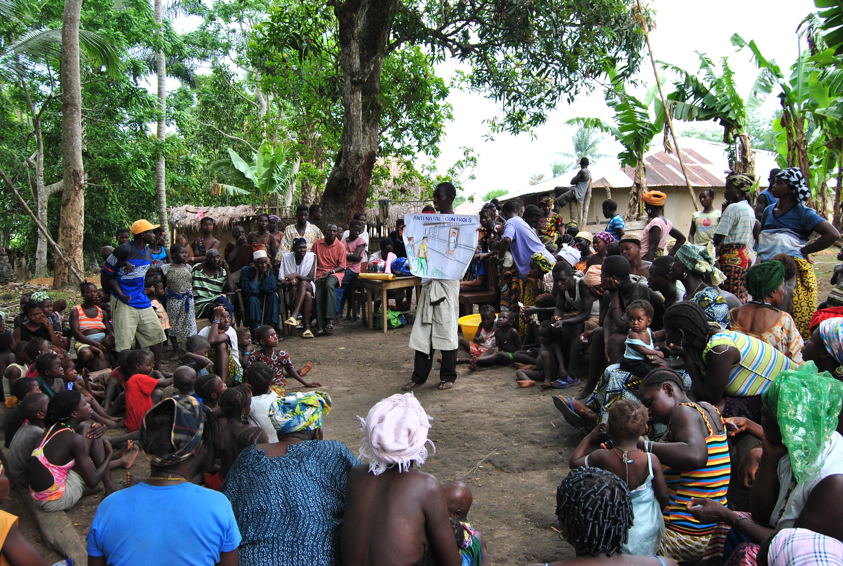 Charla de sensibilización sobre asistencia prenatal en Sierra Leona. Farmamundi.